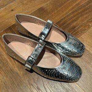 Linea Paolo silver perforated leather Mary Jane ballet flats size 10M never worn